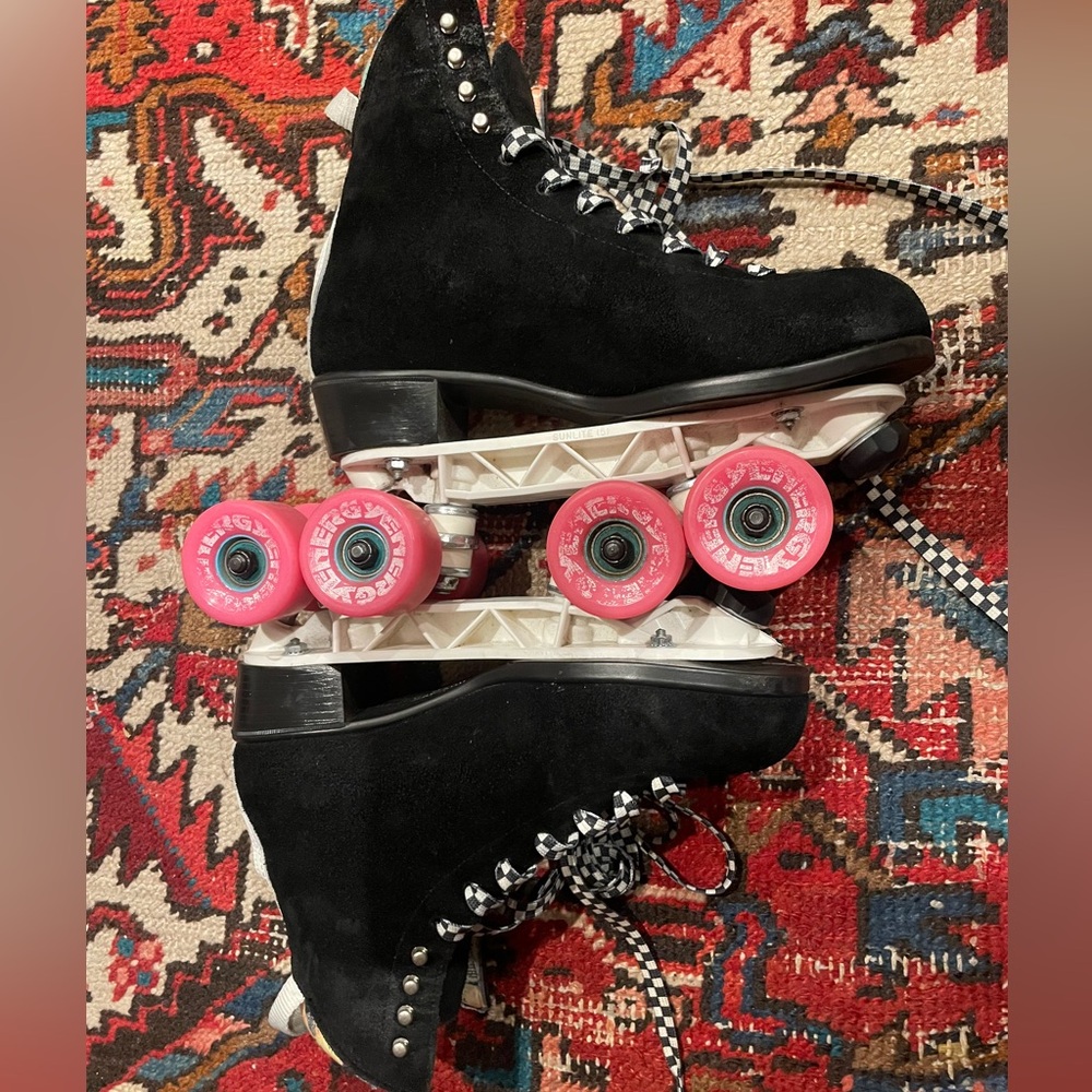 Black Moxi Jacks with Sunlight Plates